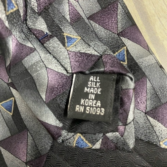 AXIS LA Mens Purple Gray Silver Geometrical 4” Wide 60” Long Silk Necktie - Picture 5 of 5